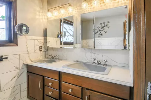 Bath - 5379 N Irish, Davison, MI 48423 photo 8 of 9