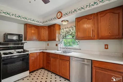 Kitchen - 21302 Dean St, Romulus, MI 48174 photo 2 of 2