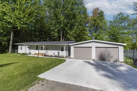 2832 N West Riv, Sanford, MI 48657