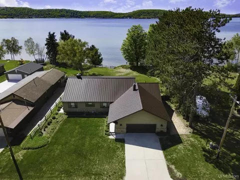 1426 Washington, Munising, MI 49862