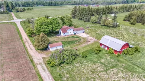 8102 W 5, Rapid River, MI 49878