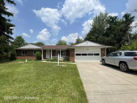 1045 N Pinecrest, Grand Blanc, MI 48439