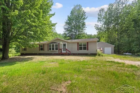 3251 W Dana, Coleman, MI 48618