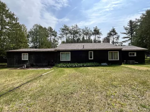 943 N Shunk, Manistique, MI 49854
