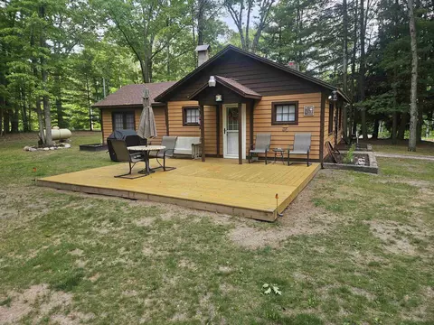 107 N Dodge Lk, Harrison, MI 48625