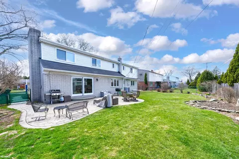 576 Woods, Grosse Pointe Woods, MI 48236 photo 9