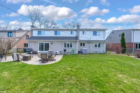 576 Woods, Grosse Pointe Woods, MI 48236 photo 4