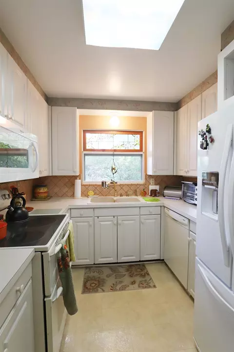 Kitchen - 335 Edgemont, Flint, MI 48503 photo 3 of 4