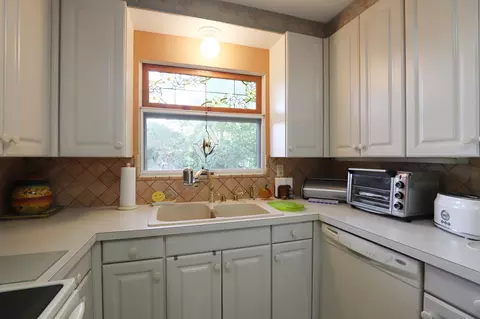 Kitchen - 335 Edgemont, Flint, MI 48503 photo 2 of 4