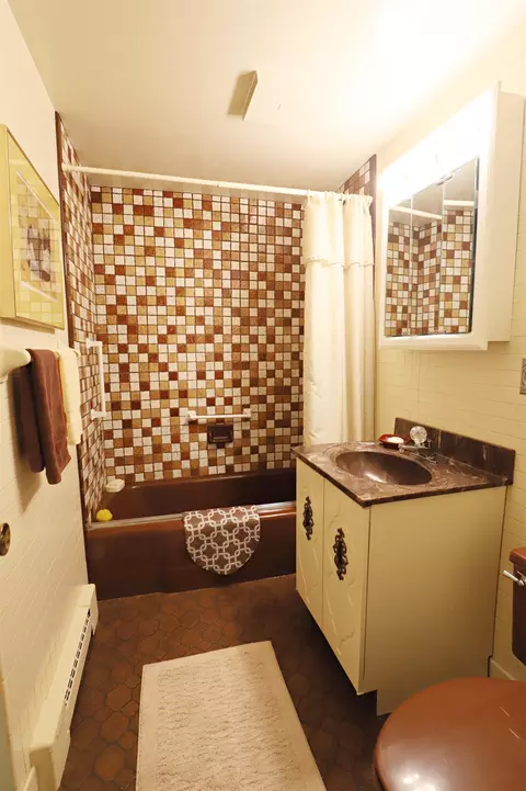 Bath - 335 Edgemont, Flint, MI 48503 photo 2 of 2