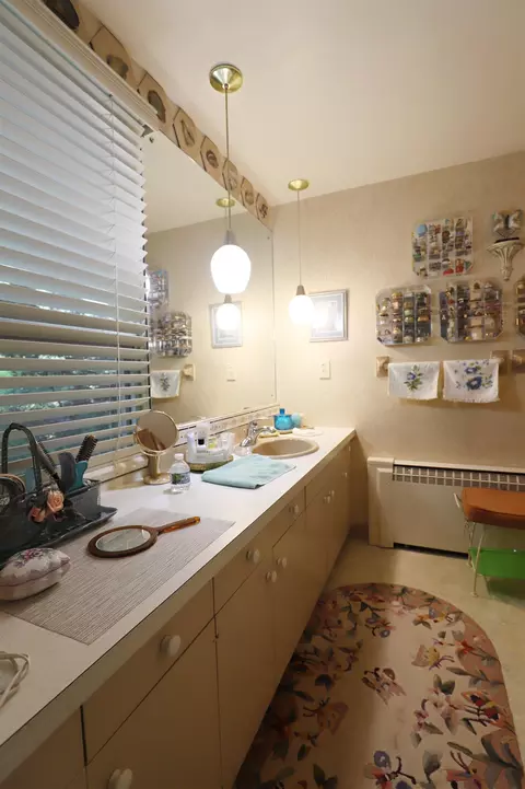 Bath - 335 Edgemont, Flint, MI 48503 photo 1 of 2