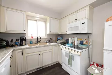 Kitchen - 6200 Jackman, Temperance, MI 48182 photo 2 of 2