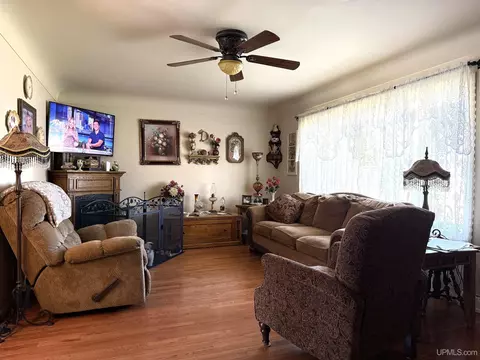233 S 22nd, Escanaba, MI 49829 photo 3