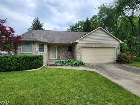 837 Hidden Ter, Waterford, MI 48327