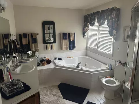 Bath - 48274 Prestwyck, Macomb, MI 48044 photo 2 of 4