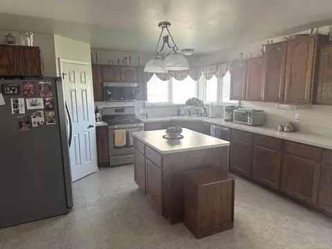 Kitchen - 48274 Prestwyck, Macomb, MI 48044 photo 2 of 3