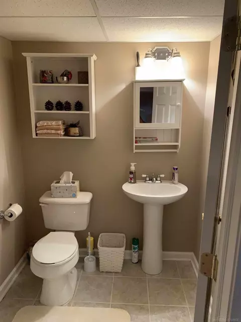 Bath - 48274 Prestwyck, Macomb, MI 48044 photo 4 of 4
