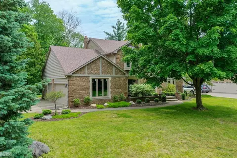 2821 Portage Trl, Rochester Hills, MI 48309