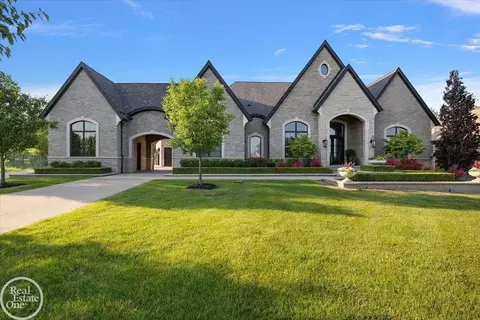 5271 Seven Lks UNIT 6, Washington Township, MI 48095