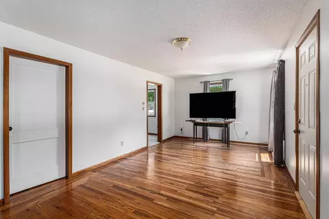 Living - 2111 E Ashman, Midland, MI 48642 photo 2 of 2