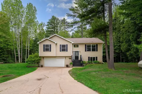 100 Springwood, Marquette, MI 49855