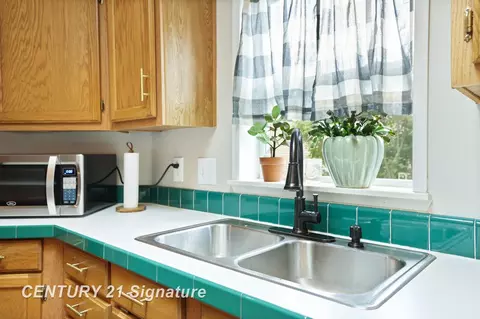 Kitchen - 319 S Madison, Perry, MI 48872 photo 3 of 4