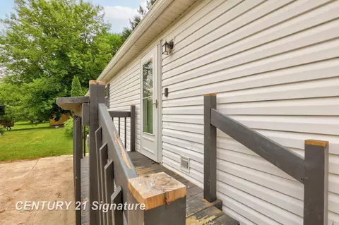 Exterior - 319 S Madison, Perry, MI 48872 photo 2 of 11