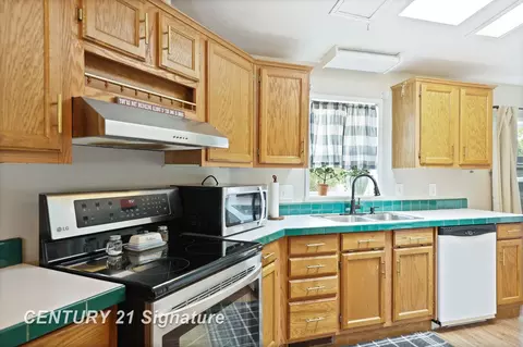 Kitchen - 319 S Madison, Perry, MI 48872 photo 2 of 4