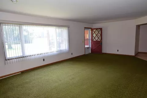4879 E Riv, Freeland, MI 48623 photo 3