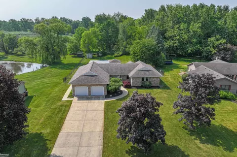 1279 Lake Vly, Fenton, MI 48430