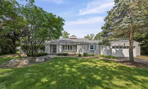 5541 Houghten, Troy, MI 48098