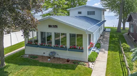 323 S Linwood Bch, Linwood, MI 48634