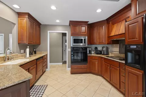 Kitchen - 3054 Windmill, Adrian, MI 49221 photo 5 of 8