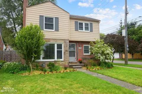1284 Brys, Grosse Pointe Woods, MI 48236 photo 3