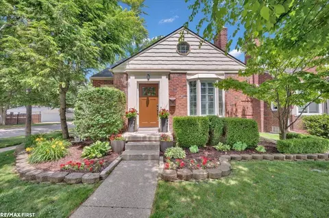 2080 Beaufait, Grosse Pointe Woods, MI 48236