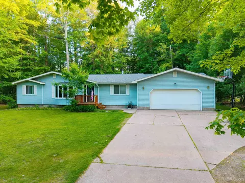 8 Sundance, Marquette, MI 49855