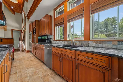 Kitchen - 199 E Brks, Midland, MI 48640 photo 7 of 9