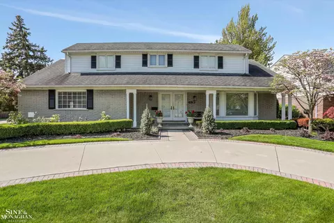 989 Woods, Grosse Pointe Woods, MI 48236