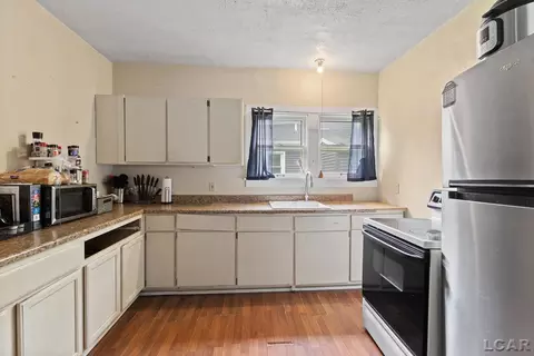 121 W Beecher, Adrian, MI 49221 photo 9