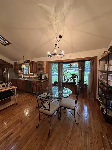 Kitchen - 1534 E Wattles Rd, Troy, MI 48007 photo 2 of 2