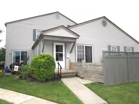 33250 Harper Ave #4, Saint Clair Shores, MI 48082