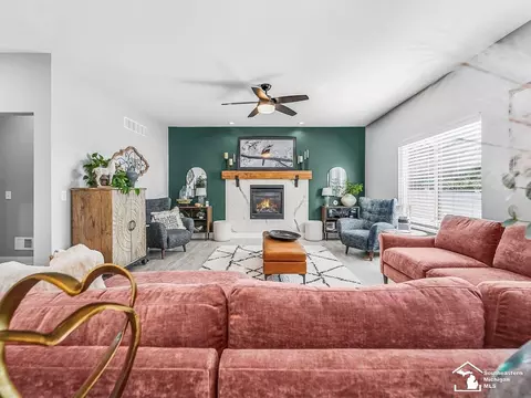 Living - 766 Henning, Dundee, MI 48131 photo 3 of 6