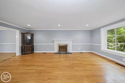 Living - 870 Crescent, Grosse Pointe Woods, MI 48236 photo 2 of 3