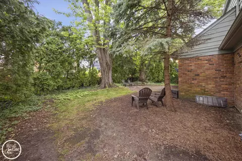 Exterior - 870 Crescent, Grosse Pointe Woods, MI 48236 photo 4 of 4