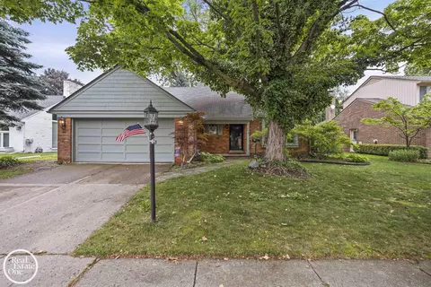 870 Crescent, Grosse Pointe Woods, MI 48236