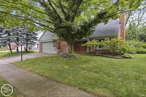 Exterior - 870 Crescent, Grosse Pointe Woods, MI 48236 photo 1 of 4