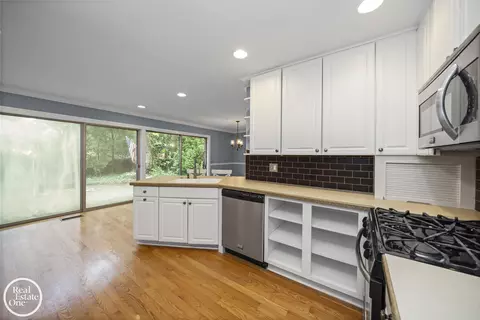Kitchen - 870 Crescent, Grosse Pointe Woods, MI 48236 photo 3 of 5