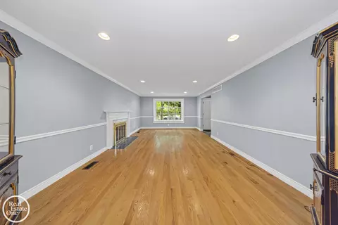 Living - 870 Crescent, Grosse Pointe Woods, MI 48236 photo 3 of 3