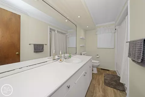 Bath - 870 Crescent, Grosse Pointe Woods, MI 48236 photo 2 of 3