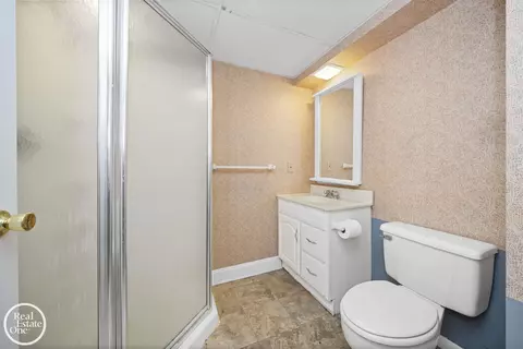 Bath - 870 Crescent, Grosse Pointe Woods, MI 48236 photo 3 of 3